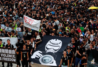 香港传媒界千五人游行 抗议警方妨碍记者采访