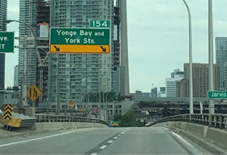 嘉甸拿高速Yonge-Bay -York这个出口关闭俩月