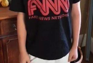 美学生穿“假新闻”T恤参观CNN 被老师要求换装