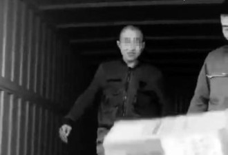 快递员不满双11提早上班 被拍暴力发泄踢飞快递
