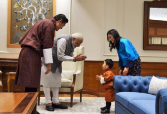 1岁的不丹小王子首次出访，走路还摇摇晃晃…