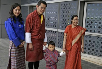 1岁的不丹小王子首次出访，走路还摇摇晃晃…