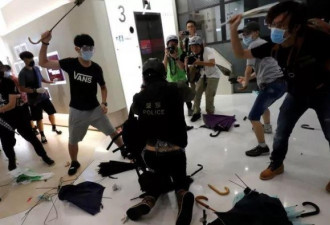 香港警员被示威者围殴咬断手指 行为犹如野兽