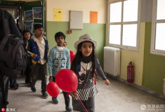希腊雅典：难民儿童迎来开学第一天 横幅护送