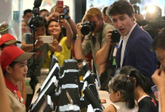 加拿大总理现身菲律宾快餐店 民众尖叫：太帅了