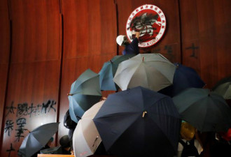 十多名冲击立法会的香港示威者到台湾寻求庇护