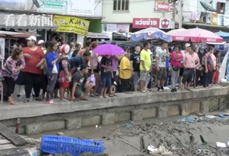 泰国夜功府水上餐厅突然坍塌 多名游客落水失踪