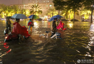 海口遭遇暴雨内涝侵袭变成泽国 市民出行困难