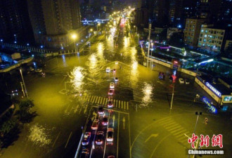 海口遭遇暴雨内涝侵袭变成泽国 市民出行困难