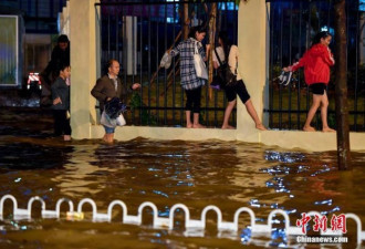 海口遭遇暴雨内涝侵袭变成泽国 市民出行困难