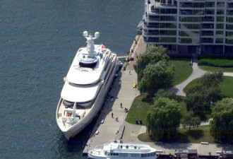 价值1.4亿私人游艇停在多伦多湖滨 引众人围观