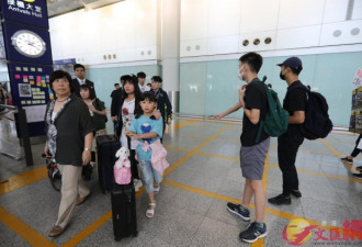 香港“示威者”在机场围堵指骂老年旅客