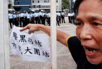 香港抗议者聚集“悼念李鹏”，港警催泪弹开道