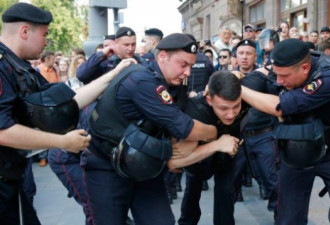 俄罗斯争选举权，警察逮捕了六百多名示威者