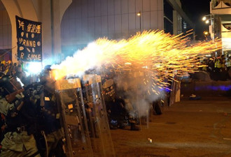 万人自发抗议 港岛再爆警民激烈冲突示威者被捕