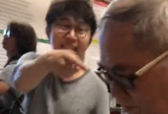 香港机场被示威者围堵老人接受采访