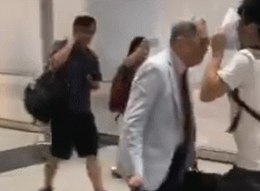 香港机场被示威者围堵老人接受采访