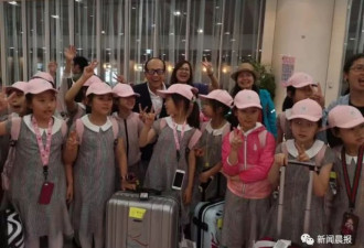 45名小朋友在机场的一个动作引起李嘉诚的注意