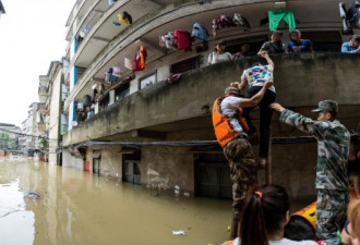中国南部水灾确实非常严重， 官媒突出官员功劳