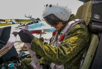 俄飞行员穿迷彩中飞行员穿蓝夹克 鲜血换的经验