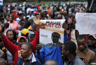 津巴布韦大批民众游行 要求总统穆加贝下台