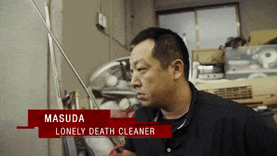 老人孤独死留万元遗产，生前家人寄来无数封信