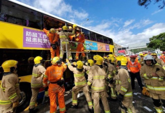 香港新界两辆巴士相撞 77人受伤2人生命垂危