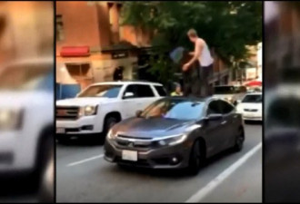 加拿大男子美国街头闹事 拆汽车天窗玻璃袭警