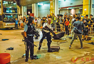 香港激进分子包围警察署叫嚣放人，凌晨被驱散