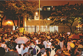 香港激进分子包围警察署叫嚣放人，凌晨被驱散