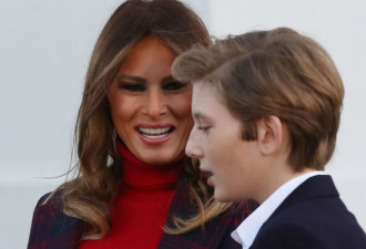 白宫圣诞树到喽！第一夫人偕小儿子拜伦亲迎