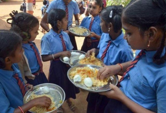 印度农村学校把厕所当厨房，孩子坐地上等开饭