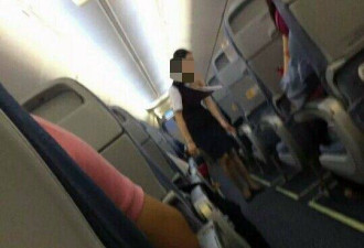 空姐被乘客撕衣露肉 国航:P的 网友求原图