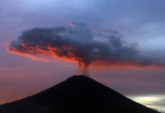 印尼火山灰如柱冲天 形成巨型蘑菇云