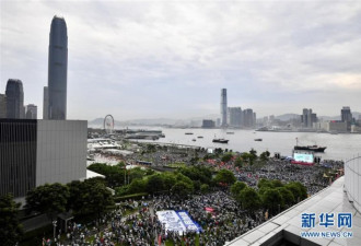 自从香港开始要民主 一些人就挑唆别人挑战警察