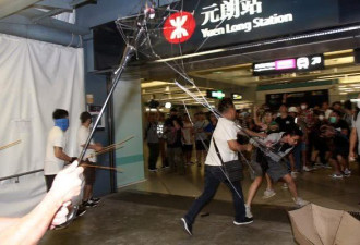 自从香港开始要民主 一些人就挑唆别人挑战警察