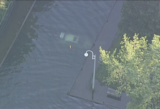 汽车冲入安大略湖中并沉没 水警下水救人