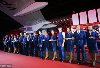俄国家航空发布新员工制服 高颜值空姐吸睛