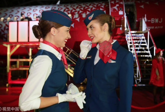 俄国家航空发布新员工制服 高颜值空姐吸睛