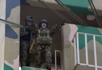 韩国美女名模当伞兵 身材火辣被称性感金刚芭比
