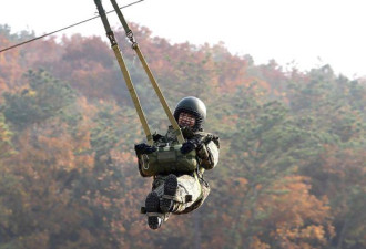 韩国美女名模当伞兵 身材火辣被称性感金刚芭比
