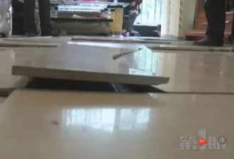 男子在家看电视 地板突然全爆裂成这样