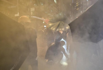香港游行，警方重兵守中联办 发射催泪弹