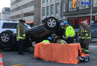 多伦多市中心汽车翻车四轮朝天 女子受重伤