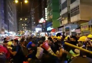 香港多地区发生警民冲突，北角街头火爆一幕