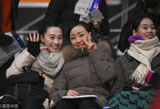 朝鲜美女球迷镜头前比剪刀手 助威团抢镜