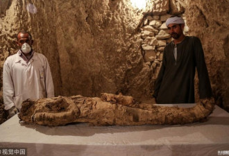 埃及考古人员发现新墓穴 出土新款木乃伊