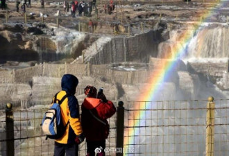 太壮观!黄河壶口瀑布现“流凌冰挂”