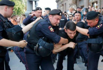 俄罗斯逮捕了1074名示威者