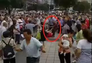 重庆一女子当街被前夫捅死 警方：嫌犯正在抓捕